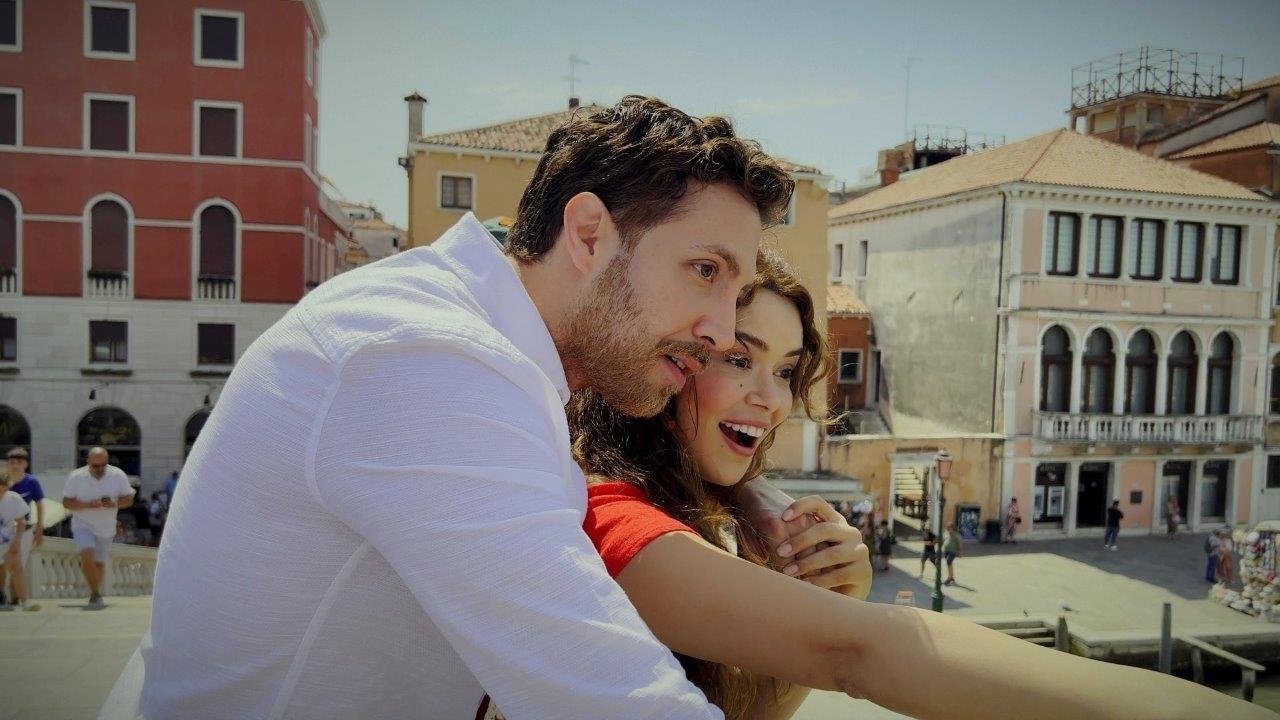 Bir Küçük Gün Işığı backdrop