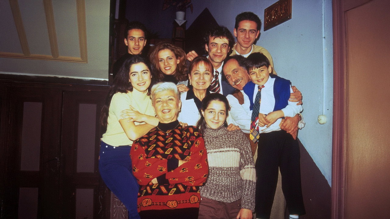 Bizim Aile backdrop