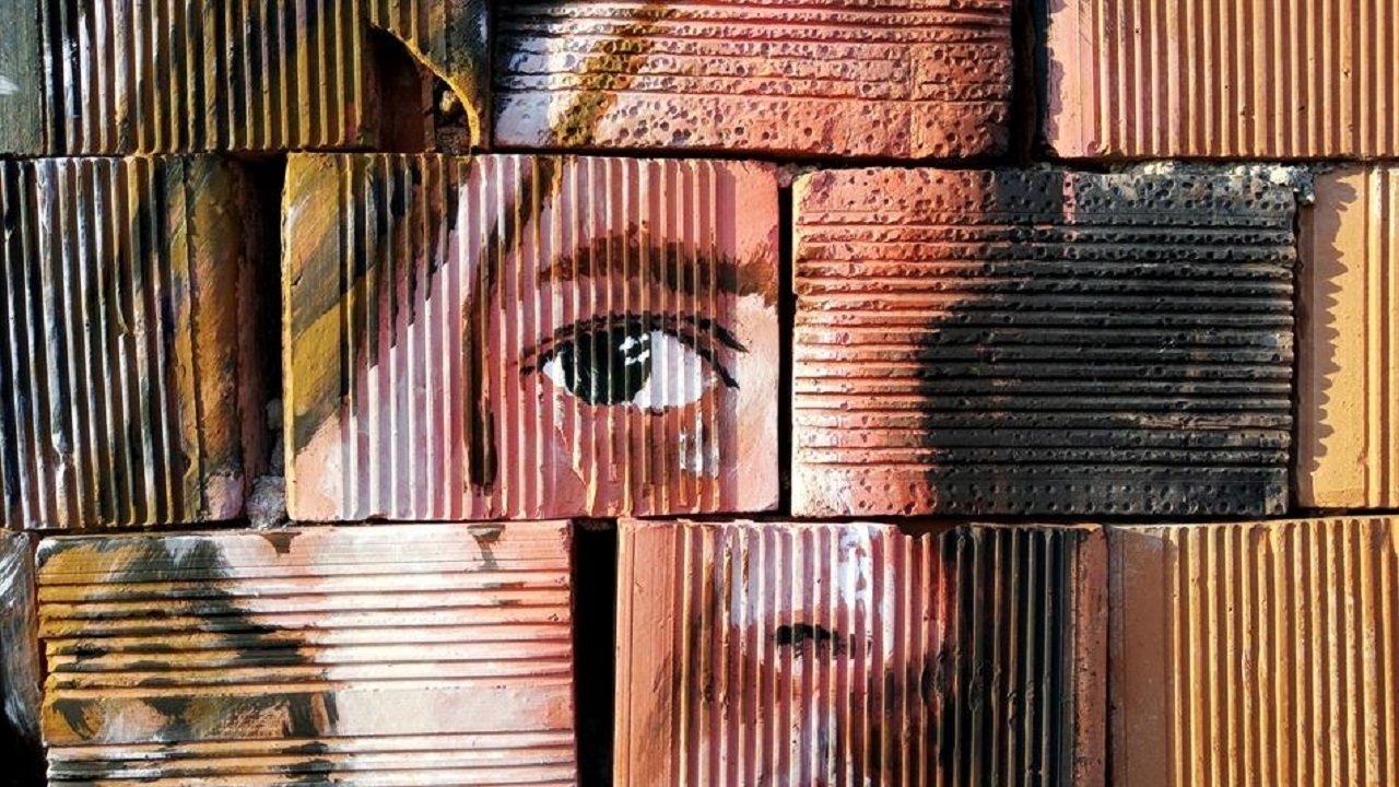 Sıra Dışı backdrop