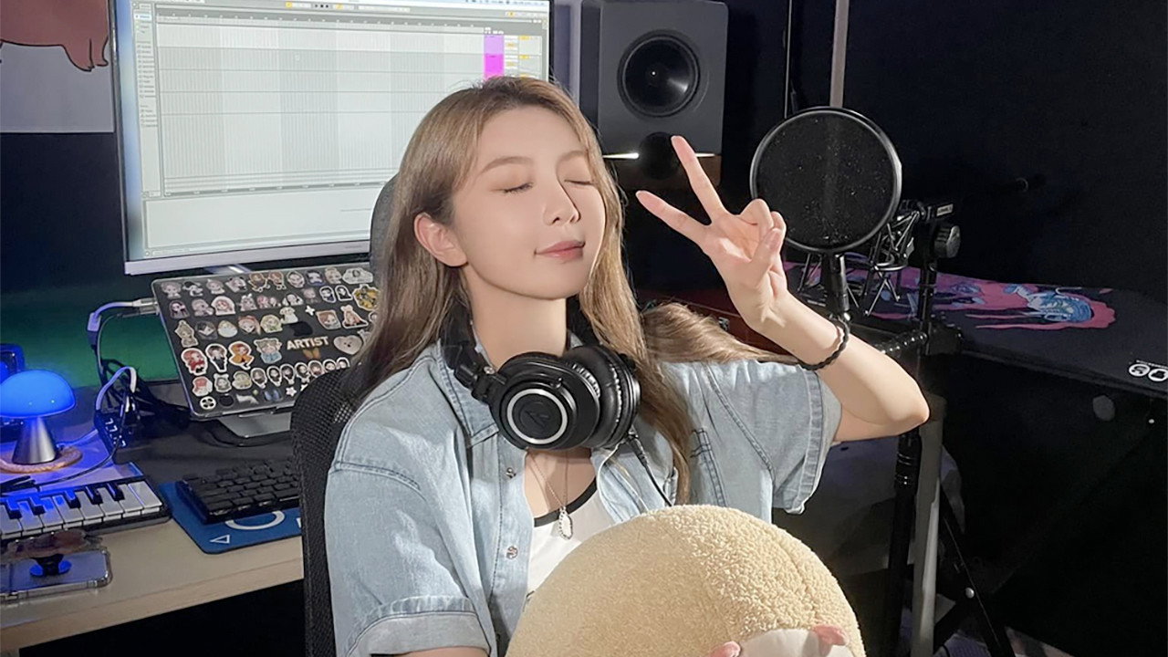 Dami's Chat Room backdrop