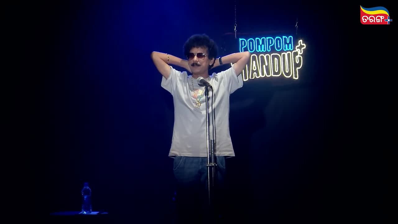 Pom Pom Standup+ backdrop
